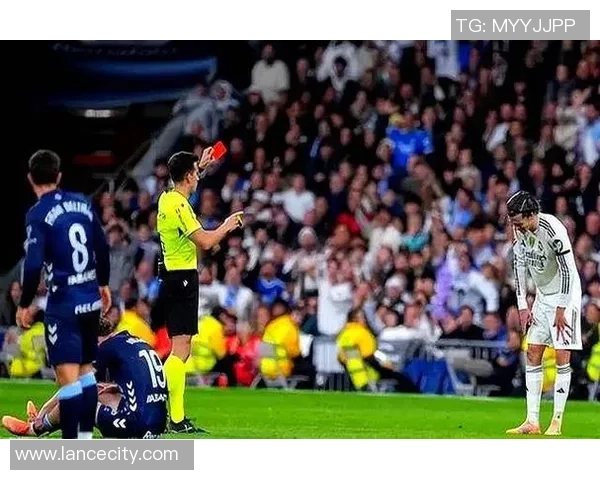 西甲焦点战拜仁逆转皇马争议判罚引发全场热议