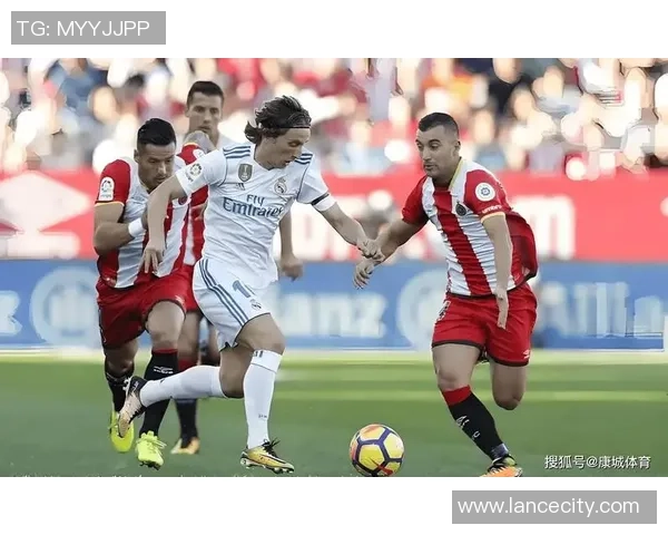 欧联杯焦点战皇马与巴萨激战成平局全场精彩瞬间回顾