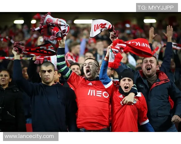 英超激战：里昂与曼联战成平局乌龙球成比赛转折点分析