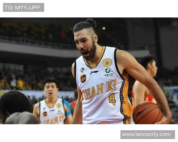 姚明昔日队友因家庭暴力被警方拘留引发社会广泛关注与讨论