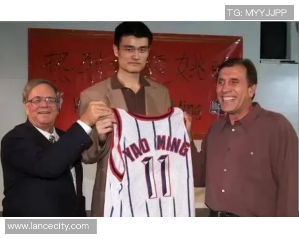 姚明换椅子引发的思考与启示：从体育巨星到生活哲学的转变