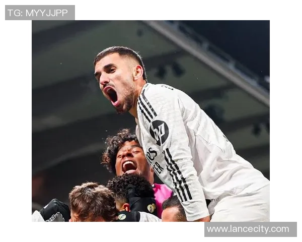 皇马大胜里昂四球狂潮帽子戏法点燃全场热情与转会传闻交织