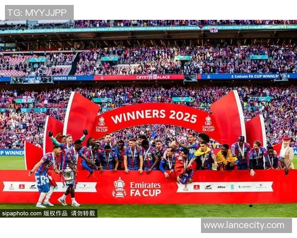 足总杯决赛巴萨大胜皇马四球零封全场沸腾赛后点评引发热议 足总杯决赛巴萨大胜皇马四球零封全场沸腾赛后点评引发热议