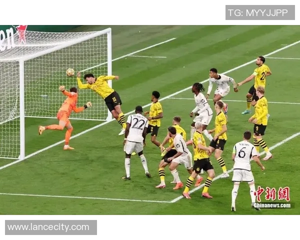 足总杯精彩对决那不勒斯与多特蒙德点球大战引发热议与转会传闻