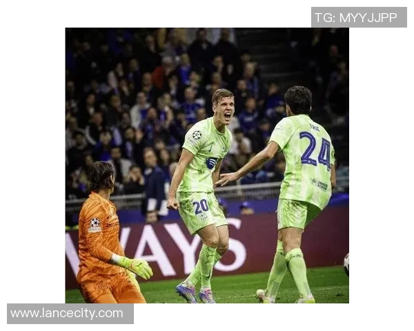 国王杯精彩对决国米4-0战胜巴萨红牌事件引发全场热议与战术分析