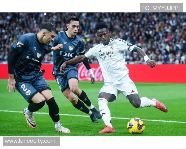 欧联杯激战皇马逆转曼联乌龙球成关键瞬间引发全场狂欢