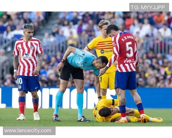 国王杯巴萨大胜里昂补时进球引发争议判罚全场沸腾