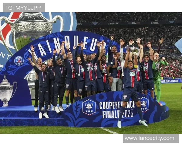 国王杯激战：多特蒙德与巴黎圣日耳曼战成平局乌龙球成比赛转折点